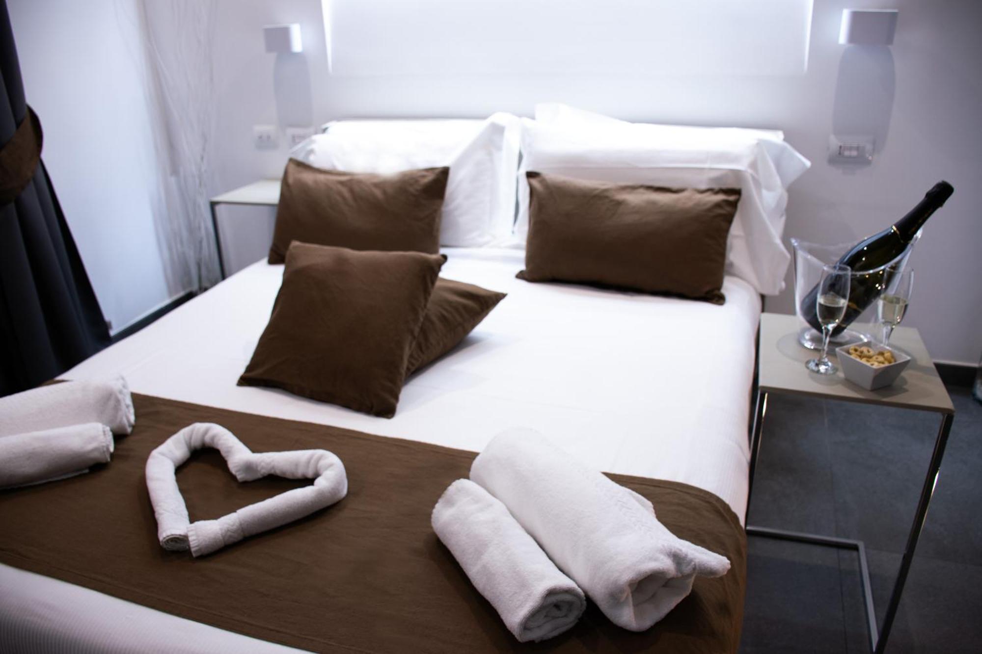 Megaris Luxury Suite Rooms Napels Buitenkant foto