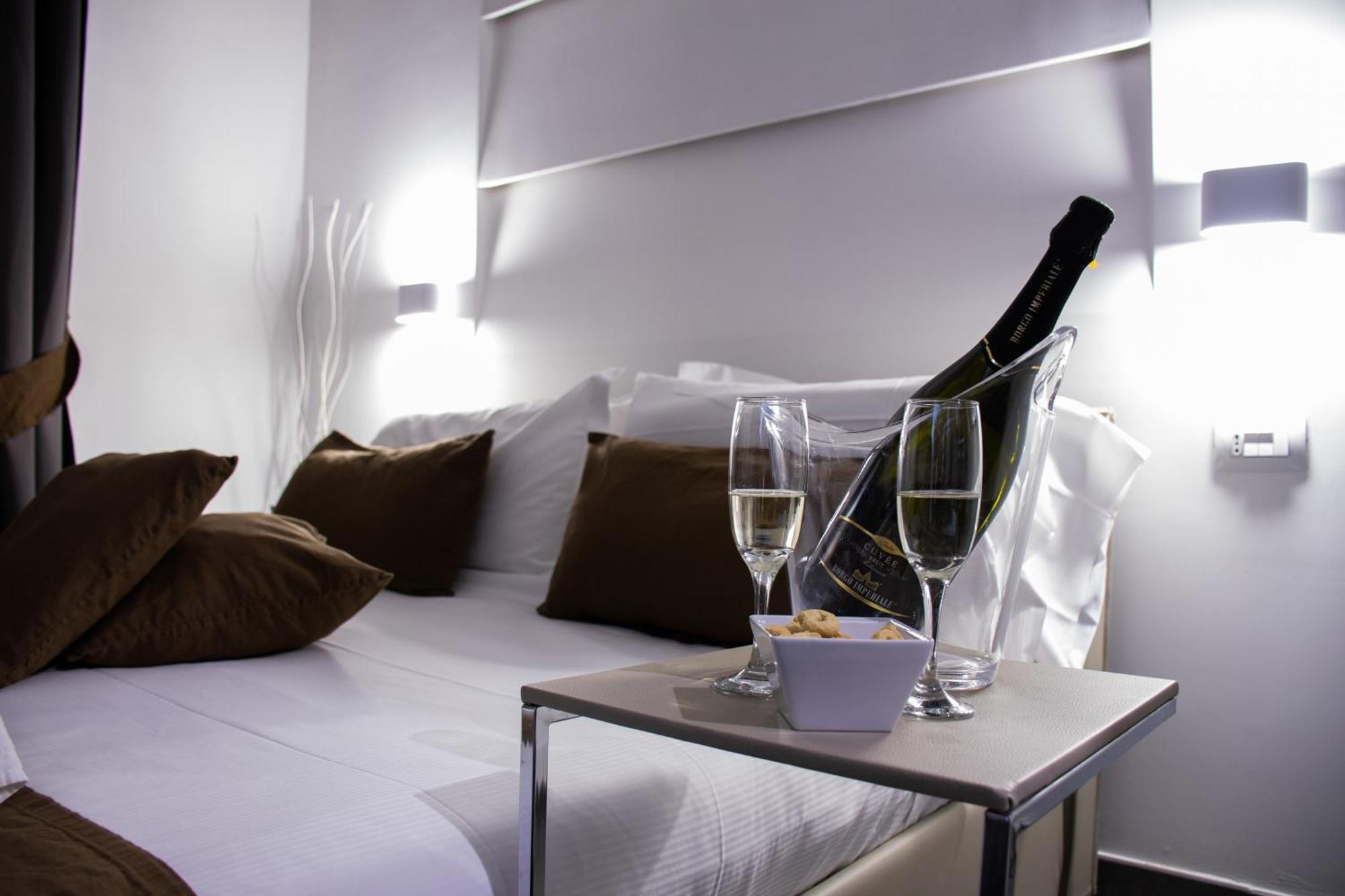 Megaris Luxury Suite Rooms Napels Buitenkant foto